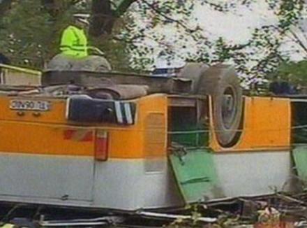 Patru morţi şi 57 de răniţi după ce un autobuz s-a răsturnat de pe un dig